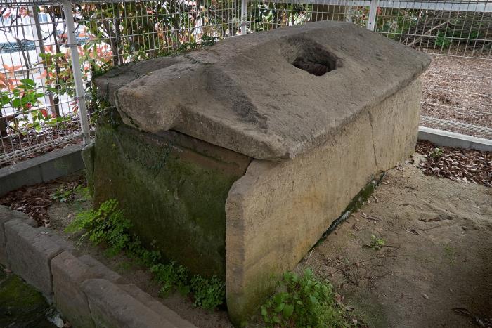古城山家形石棺